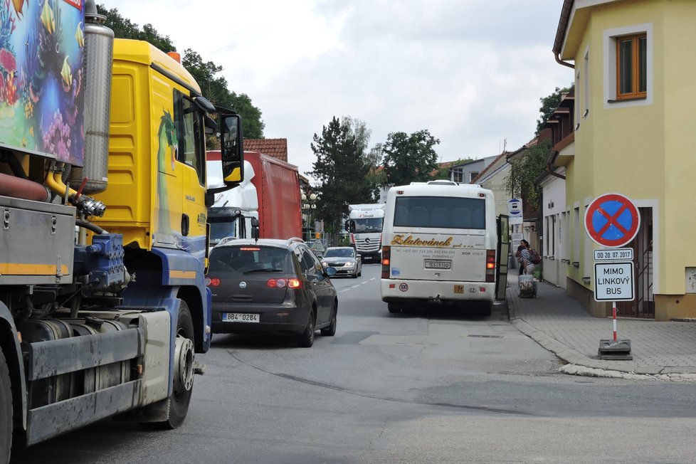 Od června, kdy začali silničáři s opravou mostu, stoupl počet projíždějících aut Černou Horou o 8 tisíc denně, od čtvrtka 20. července dokonce o 16 tisíc denně.