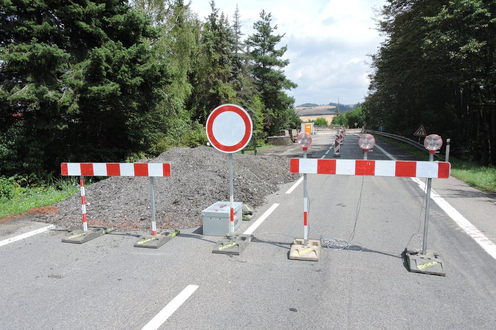 Průjezd od Brna na Blansko přes most na silnici I/43 u Černé Hory je opět obnoven. Zátaras v pravé části vozovky zmizel.