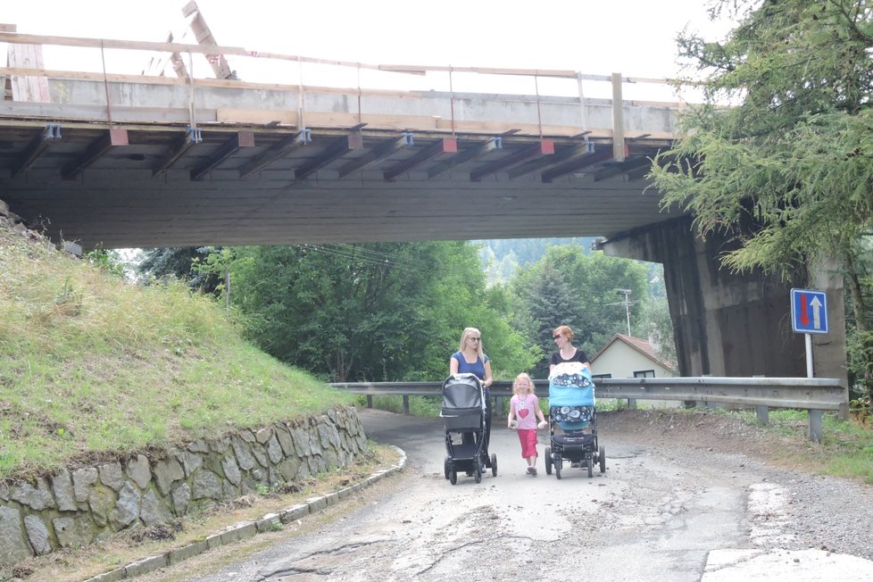 Most u Černé Hory byl uzavřen, hrozilo zřícení.
