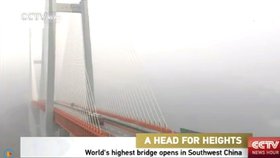 V Číně se pro dopravu otevřel nejvyšší most na světě.