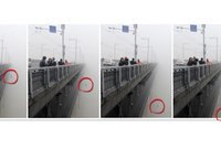 Okamžik smrti: Fotograf zachytil skok dvou milenců z mostu!
