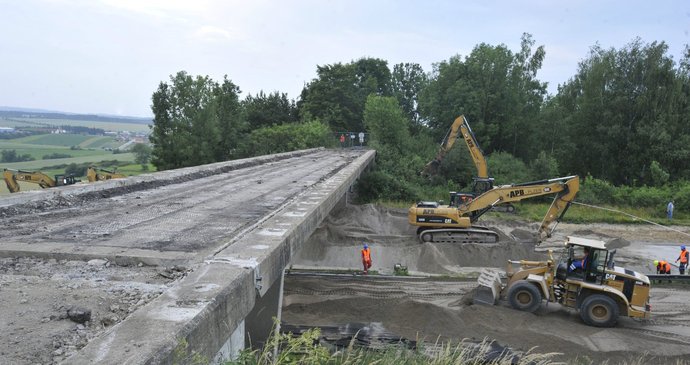 Stavební technika se připravuje ke stržení mostu na 162. kilometru u Velké Bíteše.