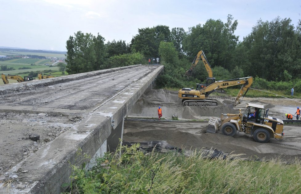 Stavební technika se připravuje ke stržení mostu na 162. kilometru u Velké Bíteše.