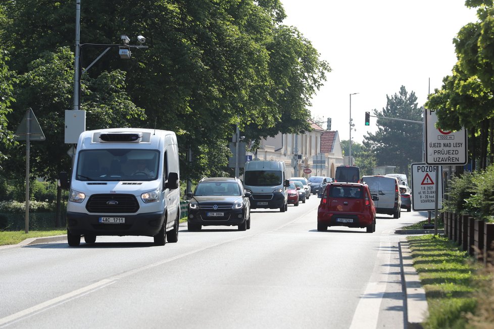 Na D11 v Horních Počernicích demolují most. Okolní silnice jsou kvůli tomu ucpané. (26. července 2021)