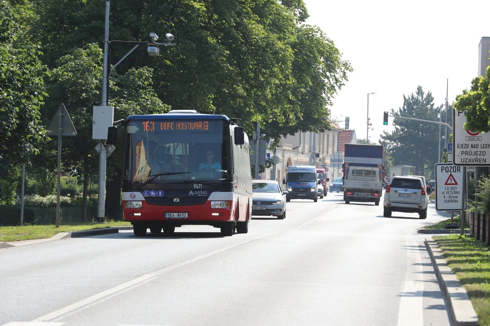 Na D11 v Horních Počernicích demolují most. Okolní silnice jsou kvůli tomu ucpané. (26. července 2021)