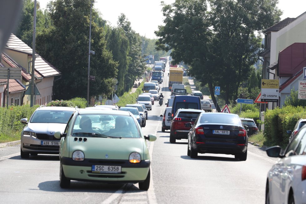 Na D11 v Horních Počernicích demolují most. Okolní silnice jsou kvůli tomu ucpané. (26. července 2021)