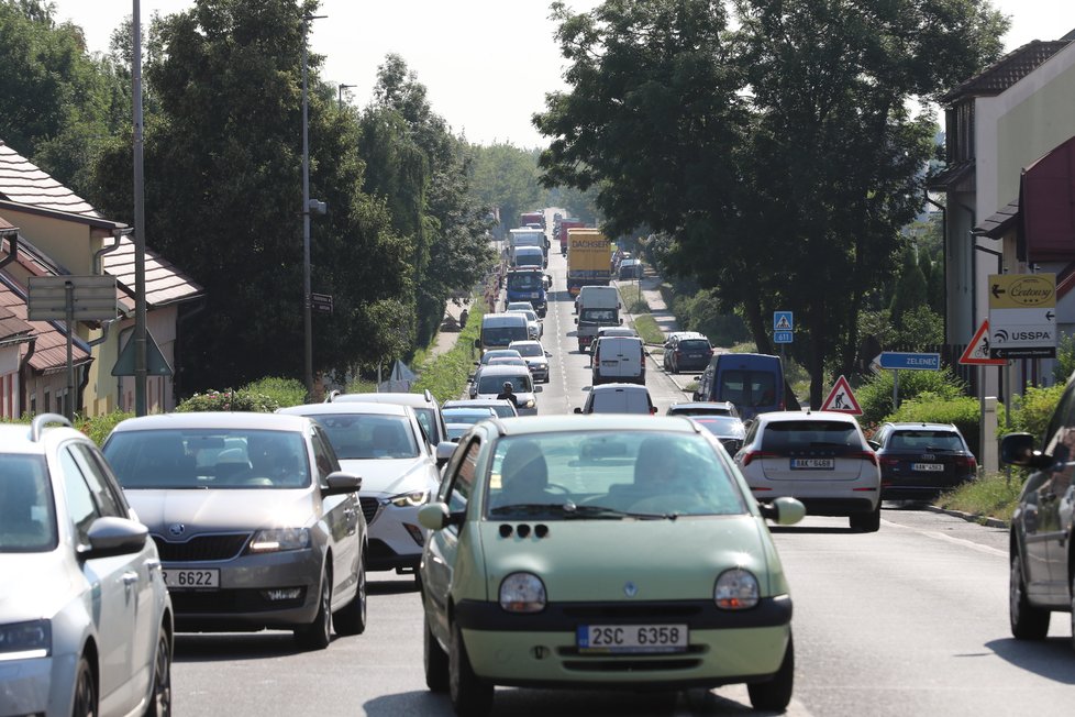 Na D11 v Horních Počernicích demolují most. Okolní silnice jsou kvůli tomu ucpané. (26. července 2021)