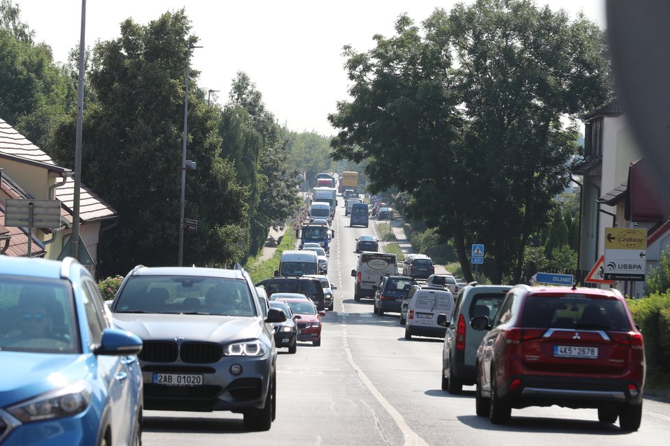 Na D11 v Horních Počernicích demolují most. Okolní silnice jsou kvůli tomu ucpané. (26. července 2021)