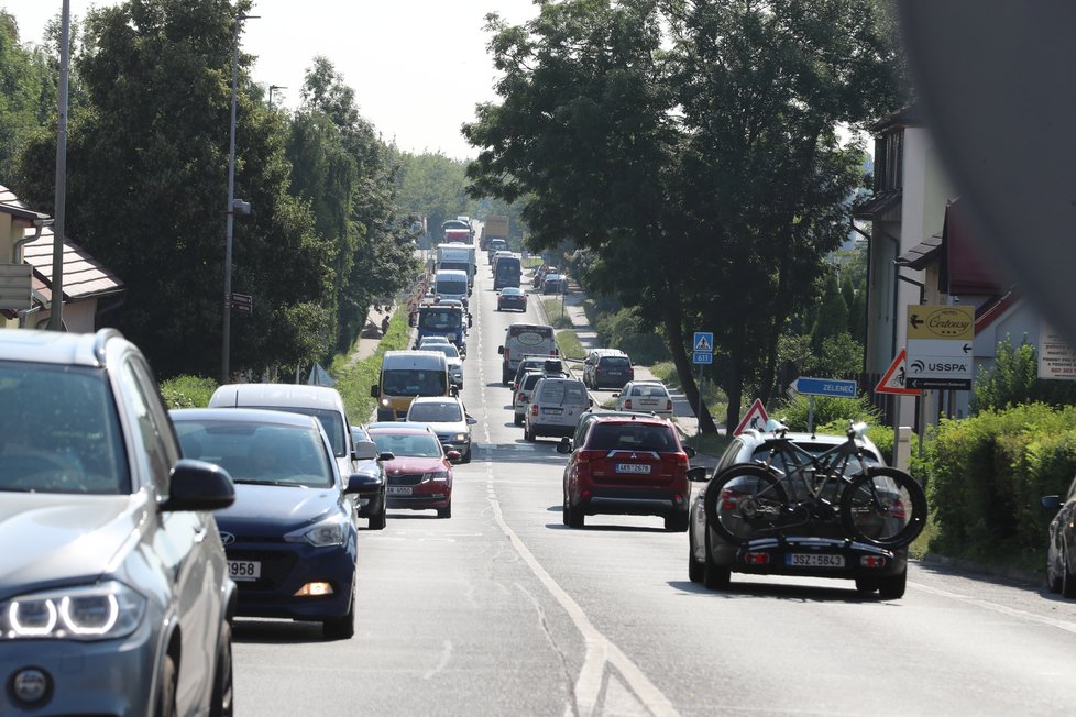 Na D11 v Horních Počernicích demolují most. Okolní silnice jsou kvůli tomu ucpané. (26. července 2021)