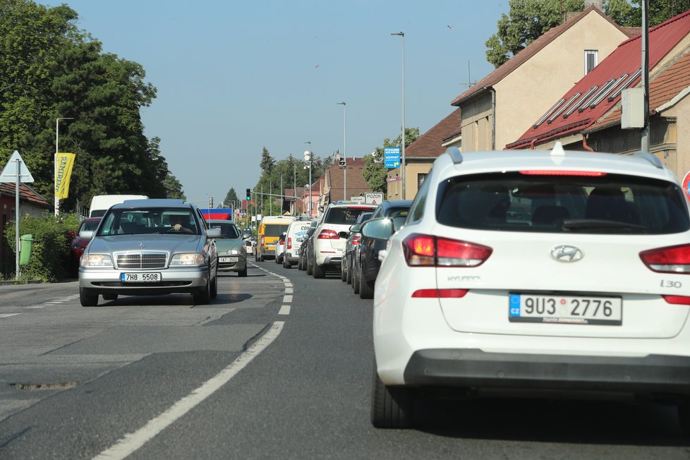 Na D11 v Horních Počernicích demolují most. Okolní silnice jsou kvůli tomu ucpané. (26. července 2021)