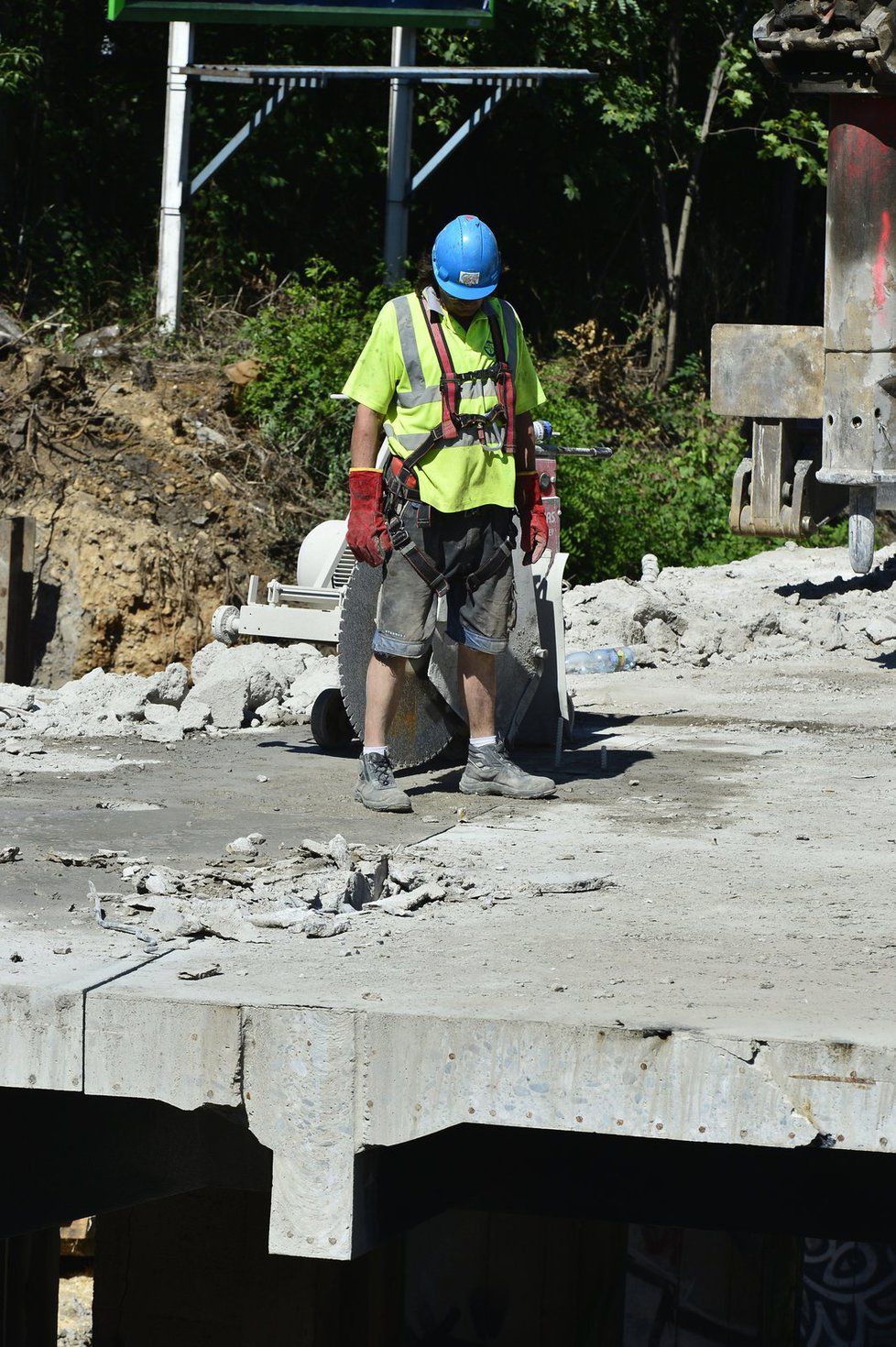 Dělníci budou most v Korunovační ulici odstraňovat tři dny.