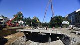 Dělníci v Korunovační rozřezávají most: Rekonstrukce pražské tepny pokračuje