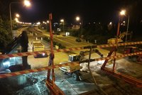 Demolice nad Rudnou: Dělníci strhli most v kritickém stavu, pracovali i v noci
