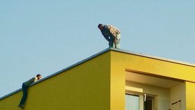 V některých okamžicích visel muž opravdu nebezpečně přes okraj střechy