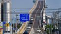 Most, který ze břehu vypadá spíš jako horská dráha, mají v Japonsku. Kvůli lodím, jež pod mostem Eshima Ohashi po jezeře Nakaumi proplouvají, musejí auta z jedné strany překonat strmé stoupání 6,1 % a z druhé o pouhé procento méně.