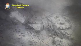 Přesný moment pádu mostu v Itálii. Zachytily ho průmyslové kamery.