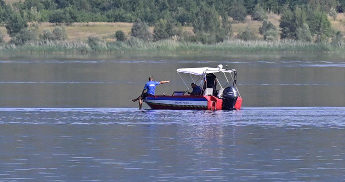 Policejní manévry na jezeře Most.