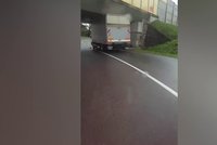 Náklaďák se zasekl v Bystřici pod mostem: Řidiči používají špatnou navigaci