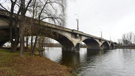 Hlávkův most začali zkoumat odborníci: Řeší, v jakém je stavu, čeká ho oprava