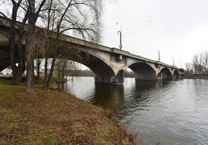 Libeňský most je ve velmi špatném stavu.