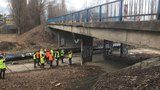Začalo bourání mostu v Kladně: Výpadovka na Prahu je do listopadu odříznutá