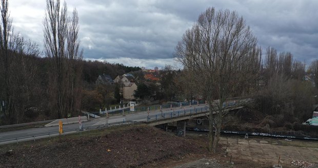 Most v Kročehlavské ulici zbourají, uzavírka potrvá do listopadu.