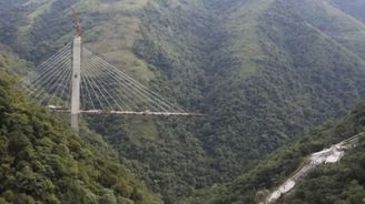 Mosty nepadají jen v Praze, u kolumbijské Bogoty se zřítil obří most skrze hory  