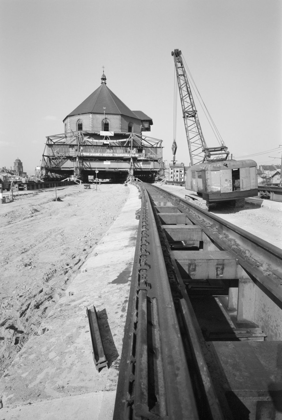 Záběry z unikátního přesunu v roce 1975.