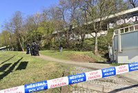 Z mostu v centru Prahy se zřítil betonový kvádr: Poblíž hradu evakuovali část hotelu
