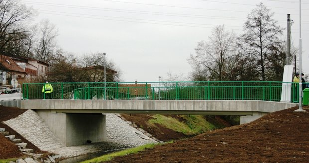 V Kyjích se otevřel nový most přes říčku Rokytku.