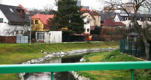 Otevírání mostu přes Rokytku v pražských Kyjích.
