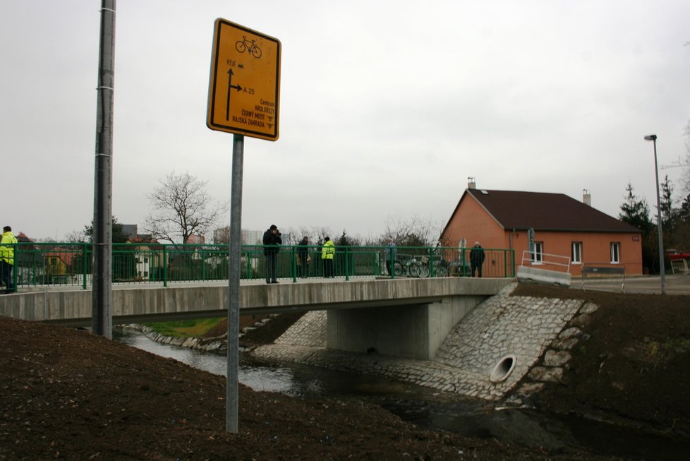 V Kyjích se otevřel nový most přes říčku Rokytku.