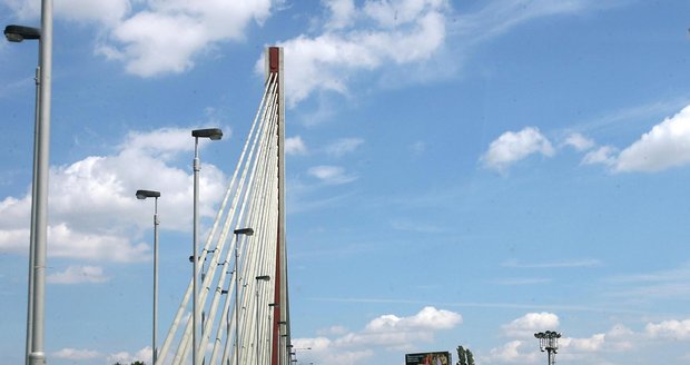 Na lanovém mostě se budou pruhy postupně uzavírat. (Ilustrační foto)