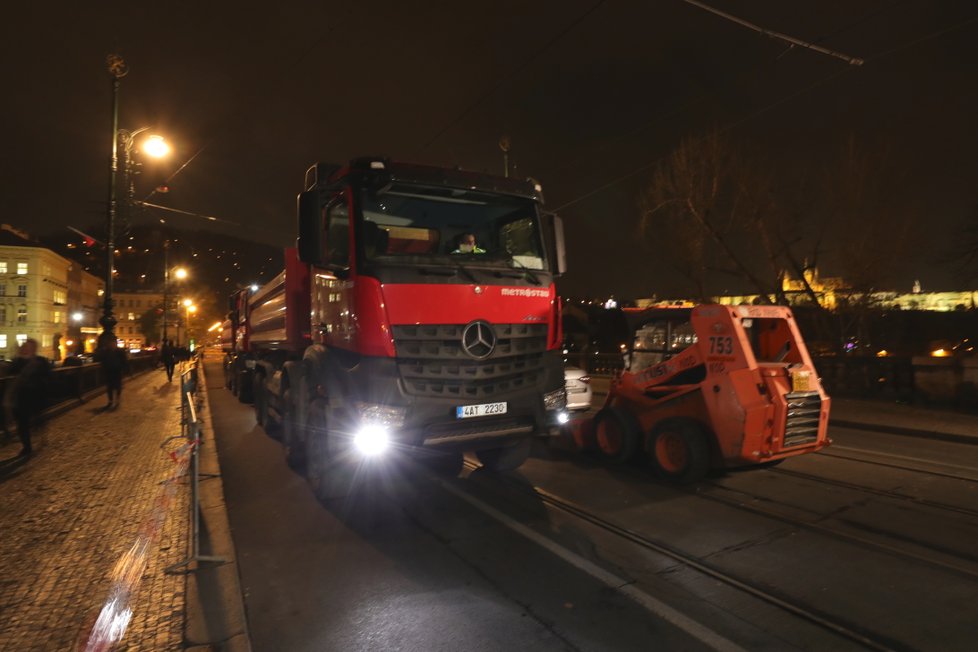 Na mostě Legií probíhá zatěžovací zkouška, která má odhalit současný stav mostu. Vrtané sondy mají zároveň napovědět, jak jej co nejlépe rekonstruovat.