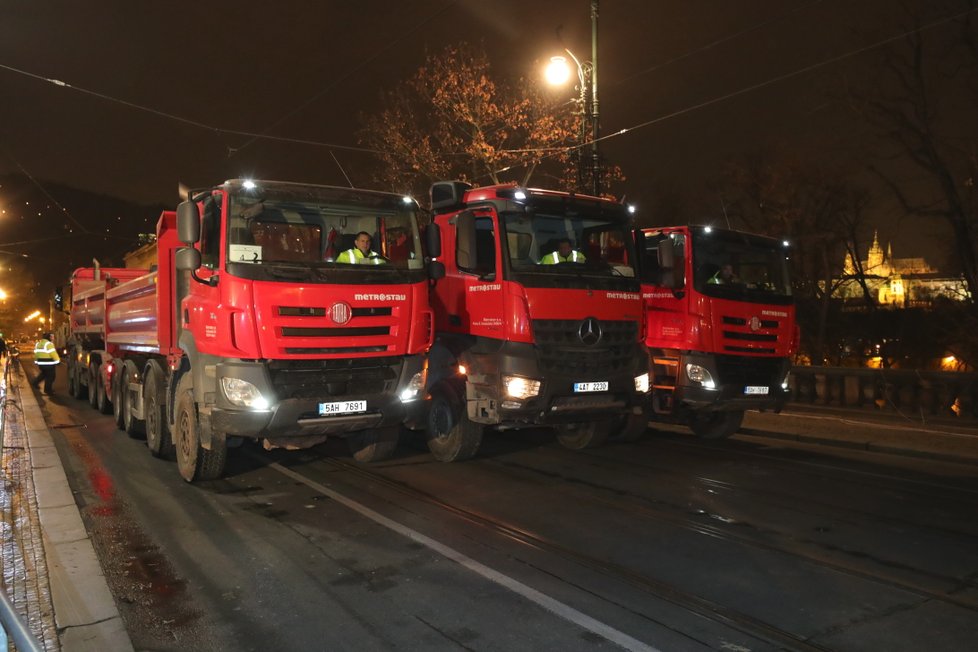 Na mostě Legií probíhá zatěžovací zkouška, která má odhalit současný stav mostu. Vrtané sondy mají zároveň napovědět, jak jej co nejlépe rekonstruovat.