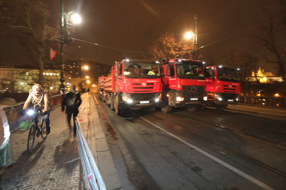 Na mostě Legií probíhá zatěžovací zkouška, která má odhalit současný stav mostu. Vrtané sondy mají zároveň napovědět, jak jej co nejlépe rekonstruovat.