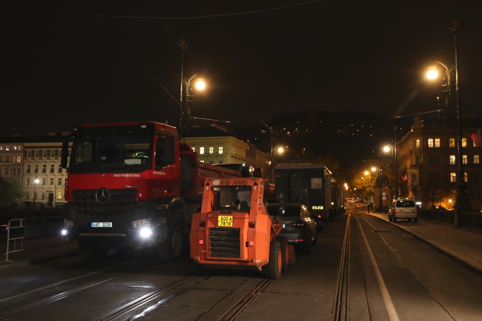 Na mostě Legií probíhá zatěžovací zkouška, která má odhalit současný stav mostu. Vrtané sondy mají zároveň napovědět, jak jej co nejlépe rekonstruovat.