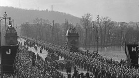 Přes most Legií kráčel v březnu 1948 smuteční průvod při pohřbu Jana Masaryka.