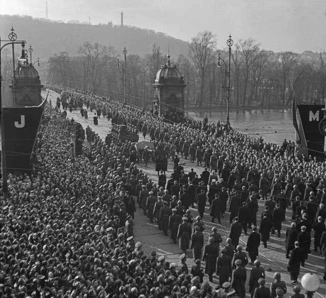 Přes most Legií kráčel v březnu 1948 smuteční průvod při pohřbu Jana Masaryka.