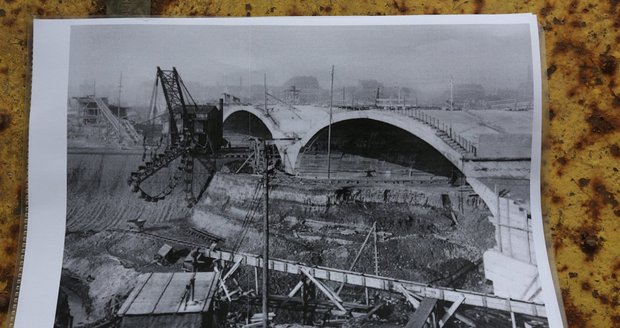 Historická fotografie konstrukce Libeňského mostu.