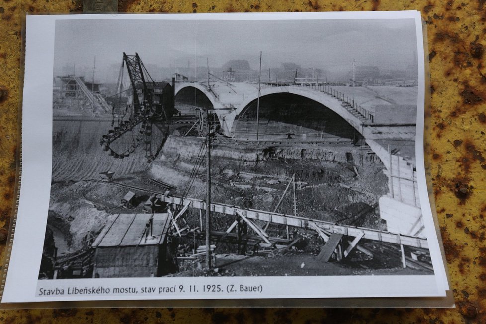 Historická fotografie konstrukce Libeňského mostu.