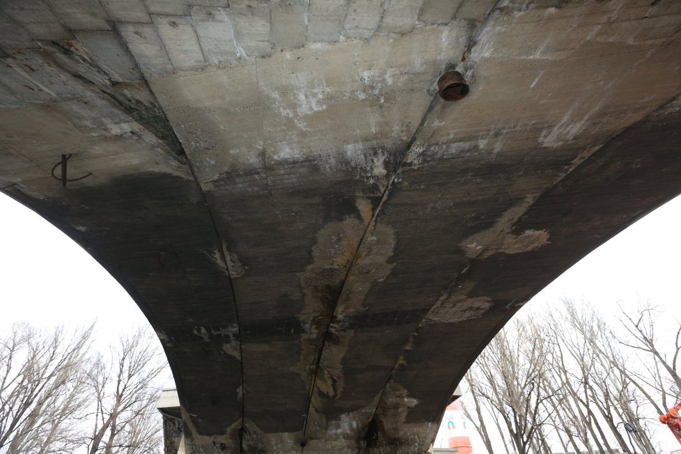 Konstrukci Libeňského mostu v Praze nahlodal zub času a navýšení dopravního provozu.