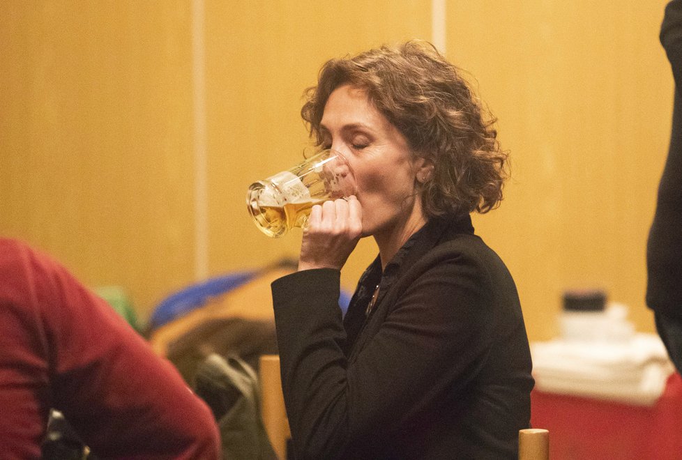 Ester Janečková do sebe klopila pivo.