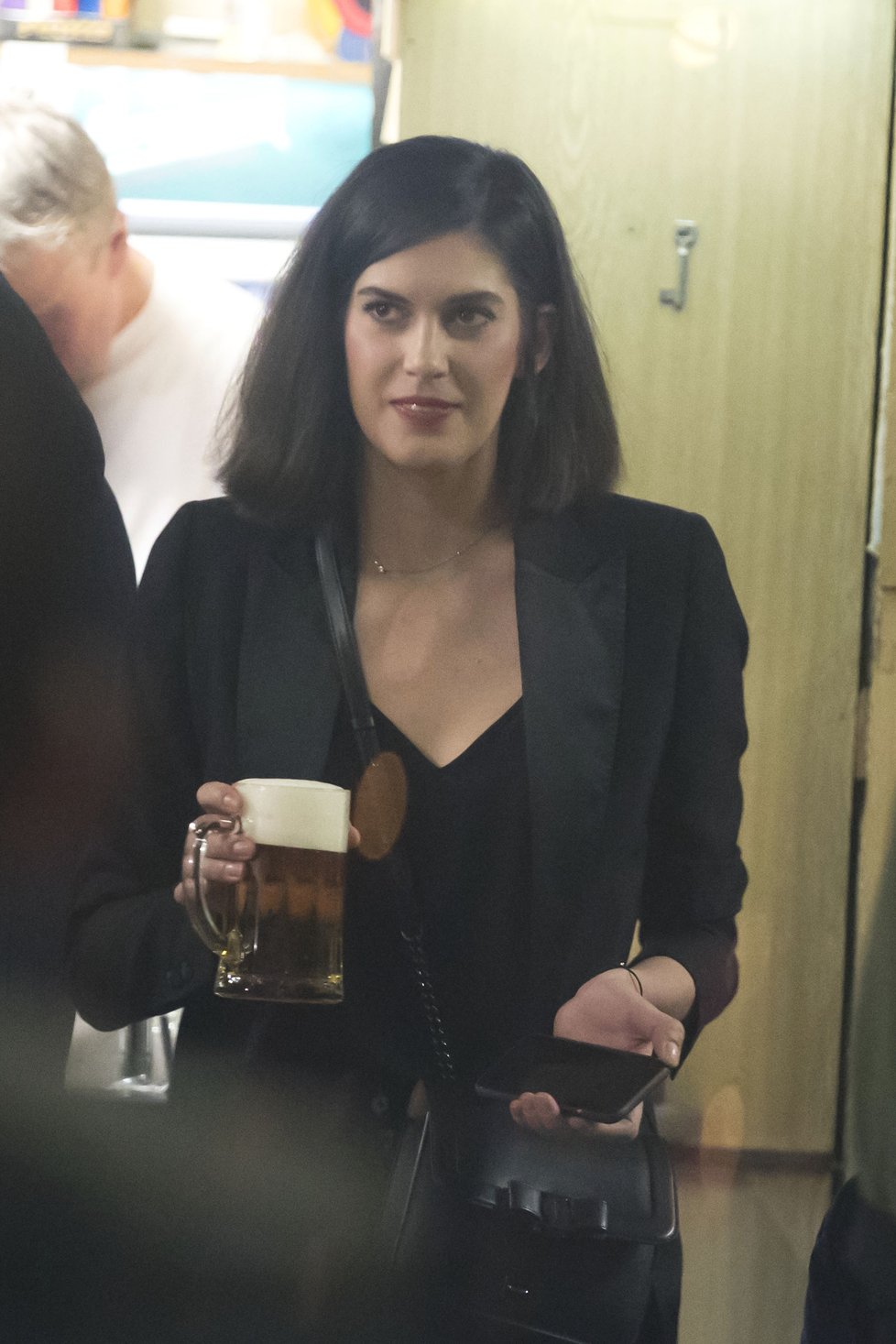 Aneta Vignerová pila na večírku pivo.