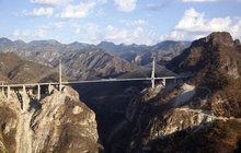 Světové rekordy: Nejvyšší most a největší kapr!