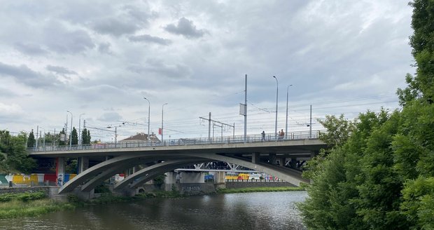 Most Milénia přes řeku Radbuzu v centru Plzně čeká oprava.
