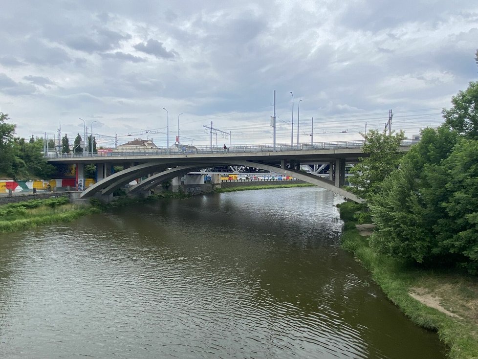 Most Milénia přes řeku Radbuzu v centru Plzně čeká oprava.