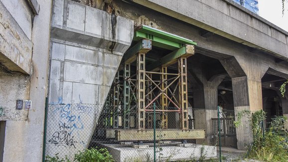 Zpráva o havarijním stavu mostů v ČR: Proč nám padají na hlavu?