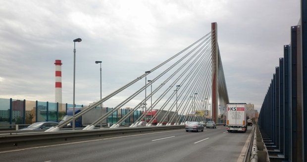 Nejsložitějším přemostěním v Praze je bezejmenný lanový most na Jižní spojce.