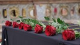 Mše za zesnulé po výbuchu v Mostě: 7 růží za oběti tragédie
